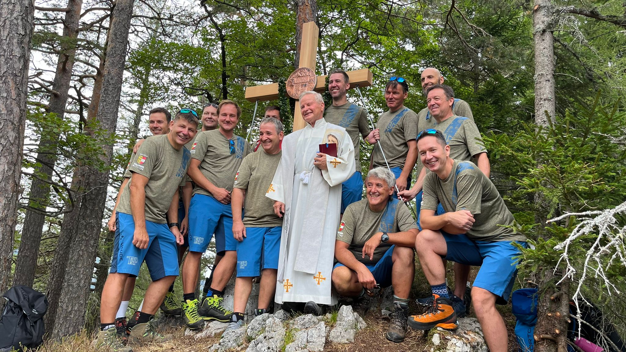 Gruppenfoto der Kömmelrunde Mittlern auf dem Muschenik/Mušenik bei der Segnung des Gipfelkreuzes